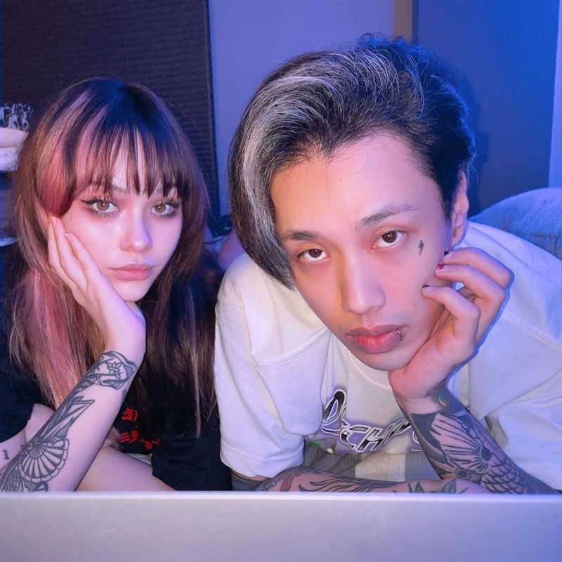 夯团主唱威秀私约“混血辣模”女友被抓包！招牌刺青秒认出 时尚资讯 图3张