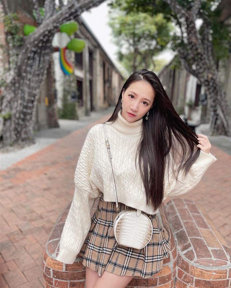 林采缇上围炸裂！泡汤解放辣胸开深V“雪白嫩乳”泄春光 时尚资讯 图1张