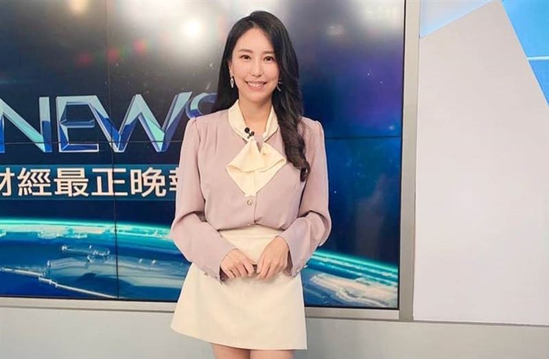 甜美主播曝美胸裸背“前后风光”谈中一中网歪楼：超浑圆！ 时尚资讯 图1张