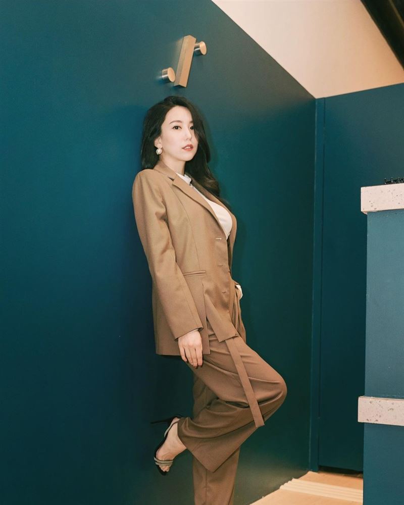 甜美主播曝美胸裸背“前后风光”谈中一中网歪楼：超浑圆！ 时尚资讯 图2张