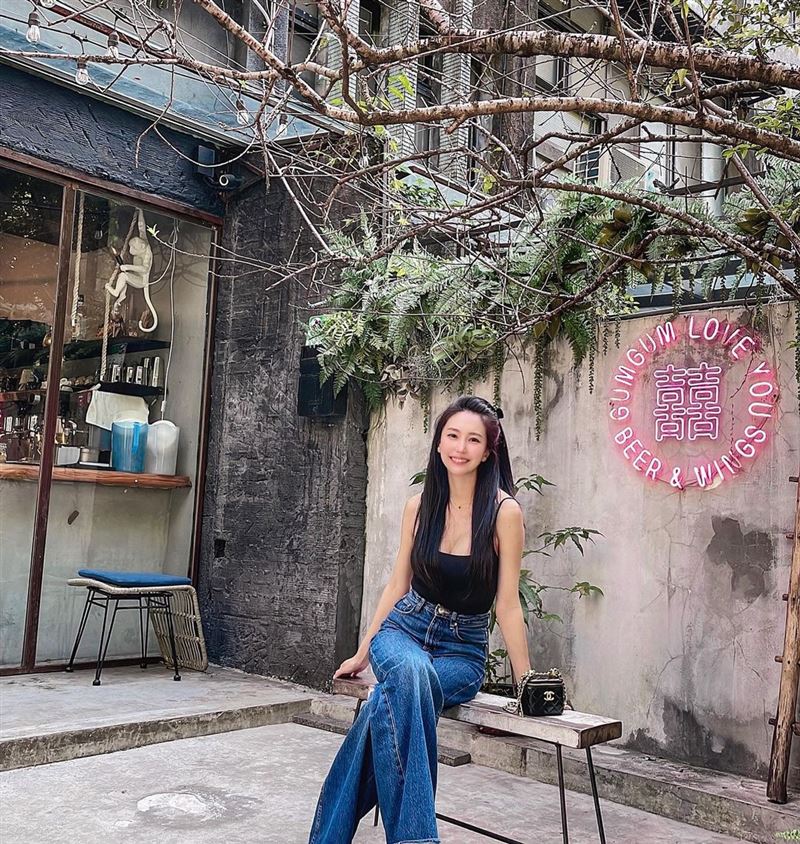 甜美主播曝美胸裸背“前后风光”谈中一中网歪楼：超浑圆！ 时尚资讯 图3张