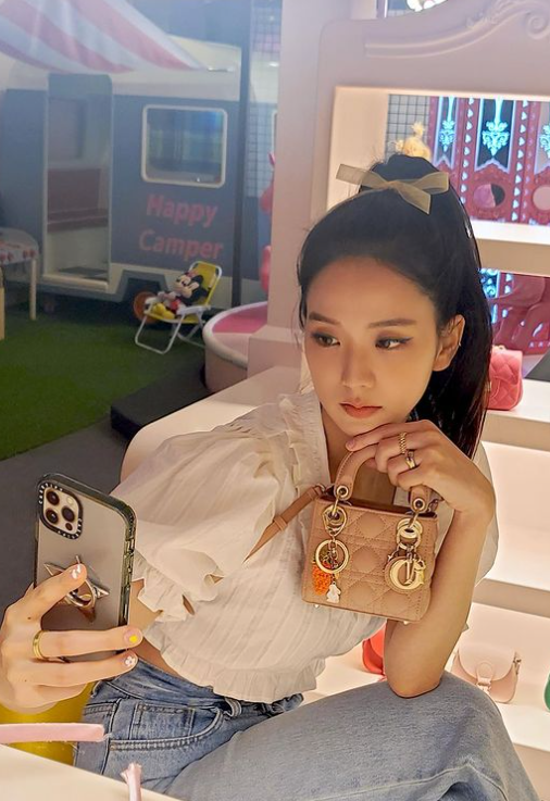 Tips I iPhone自拍出女神效果！4招启动iOS相机美颜功能！ 更多热点 图1张