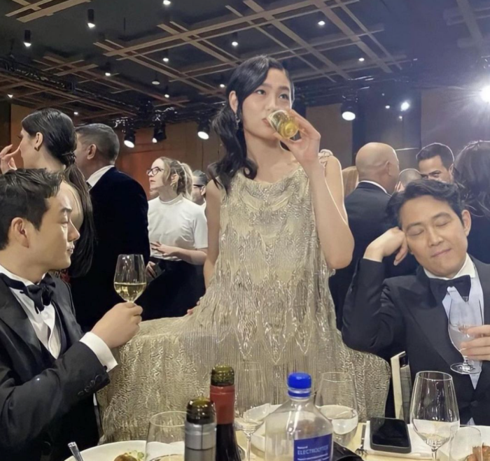 Style｜郑好娟红毯礼服近看很华丽，远看却像张古怪小桌子？ 更多热点 图3张