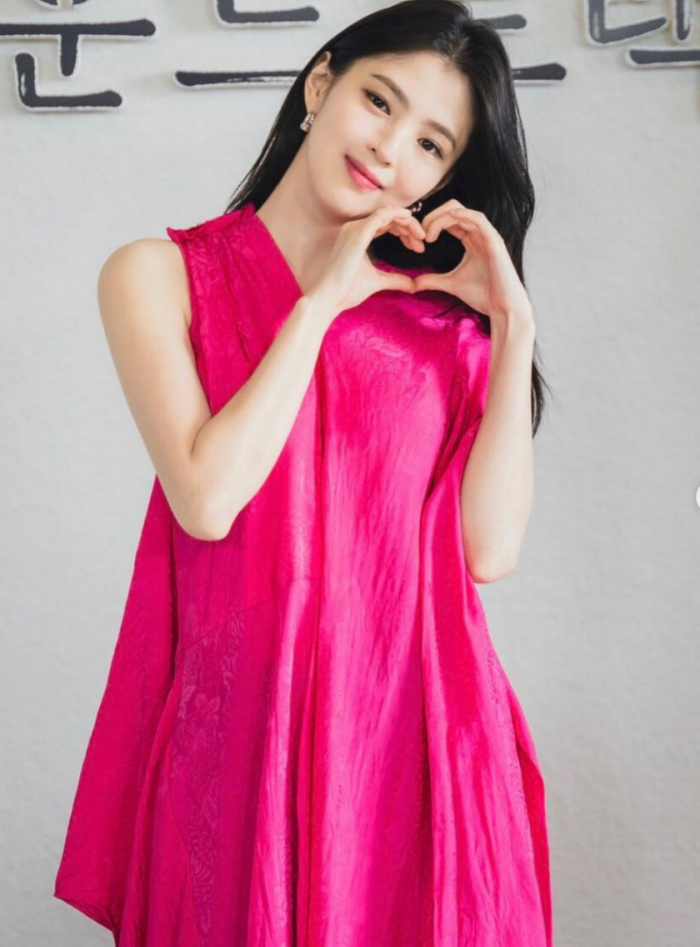 Style｜韩素希连死亡芭比粉也能驾驭！从复仇女神变身“人间巴黎世家” 更多热点 图1张