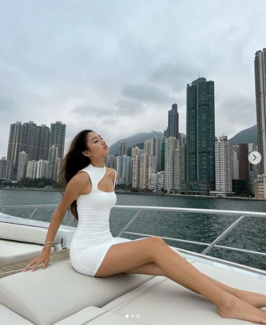 任达华爱女晒大长腿！胸前挖洞“绝对领域”险走光 时尚资讯 图2张