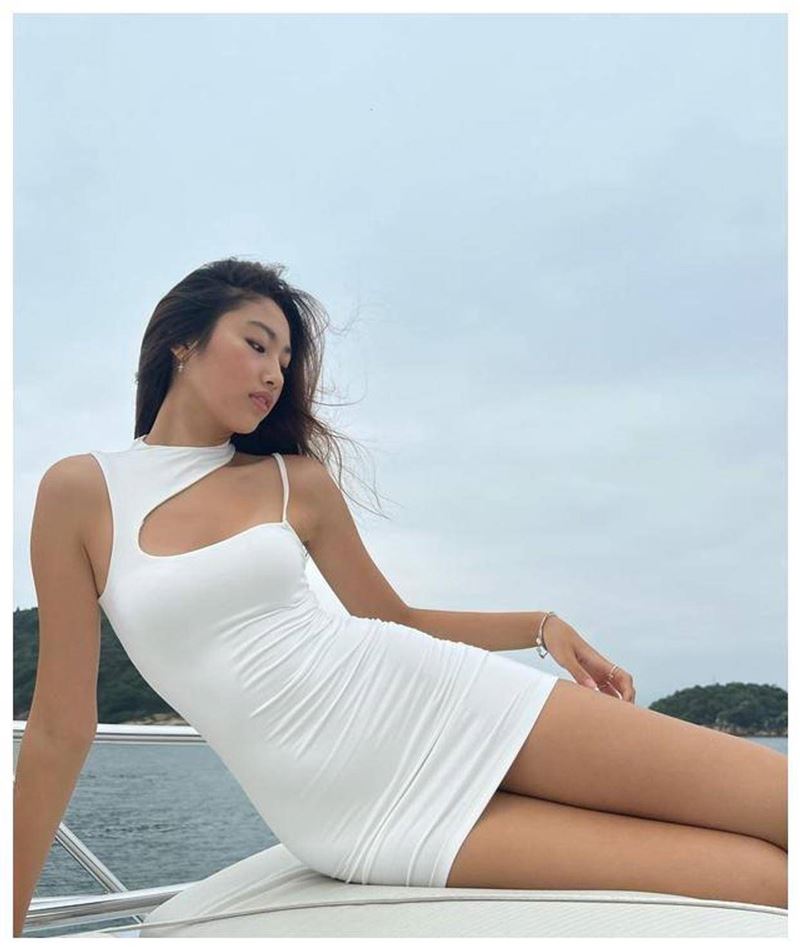 任达华爱女晒大长腿！胸前挖洞“绝对领域”险走光 时尚资讯 图3张