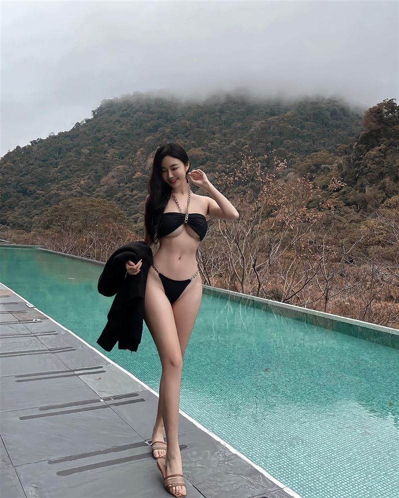 太犯规！音乐女神“白皙雪胸”又失守　限制级身材网全暴动 时尚资讯 图4张