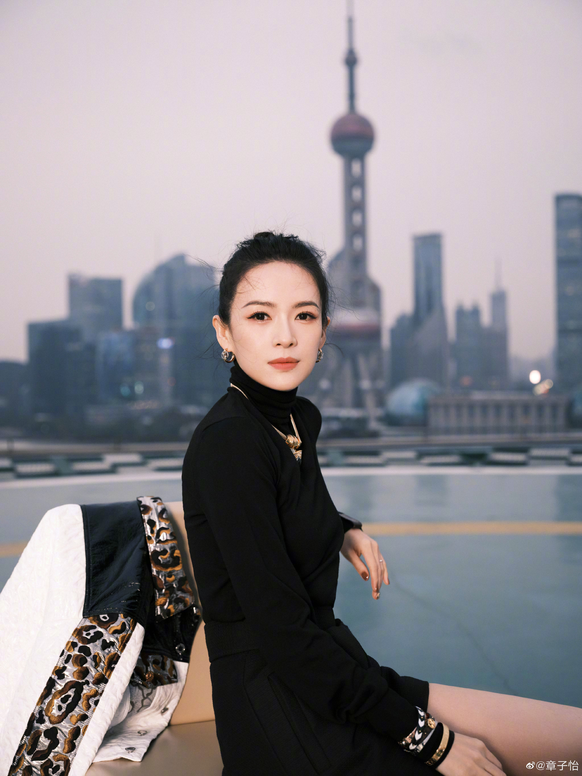 章子怡悼念东航空难却用错词！ 网酸爆：没文化还要装 娱乐资讯 图1张