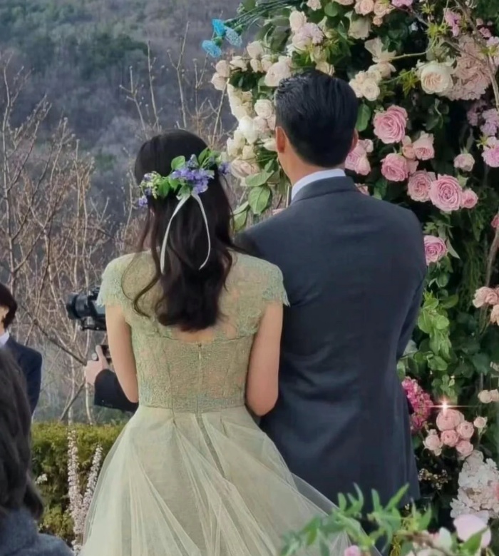 Style｜孙艺珍大婚，穿遍所有女生梦想中的婚纱品牌！ 更多热点 图8张