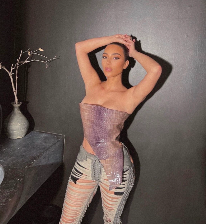 Style｜Kardashian家姐妹穿抹布裙、超破裤，网友：到底如何穿进去？ 更多热点 图1张