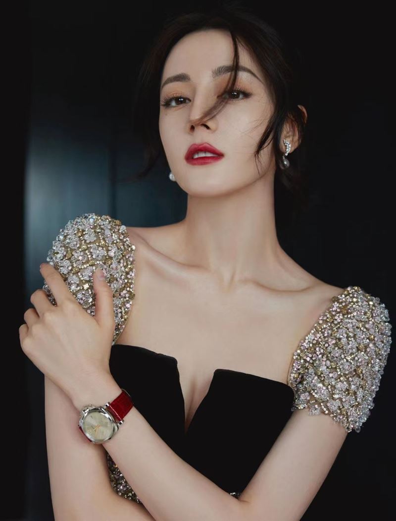 迪丽热巴“深Ｖ爆北半球”转身泄美背辣晒“诱人Ｓ曲线” 时尚资讯 图1张