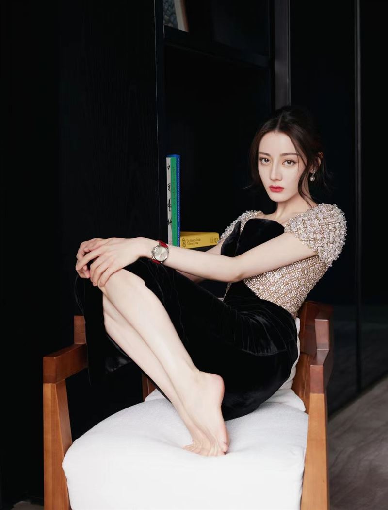 迪丽热巴“深Ｖ爆北半球”转身泄美背辣晒“诱人Ｓ曲线” 时尚资讯 图2张