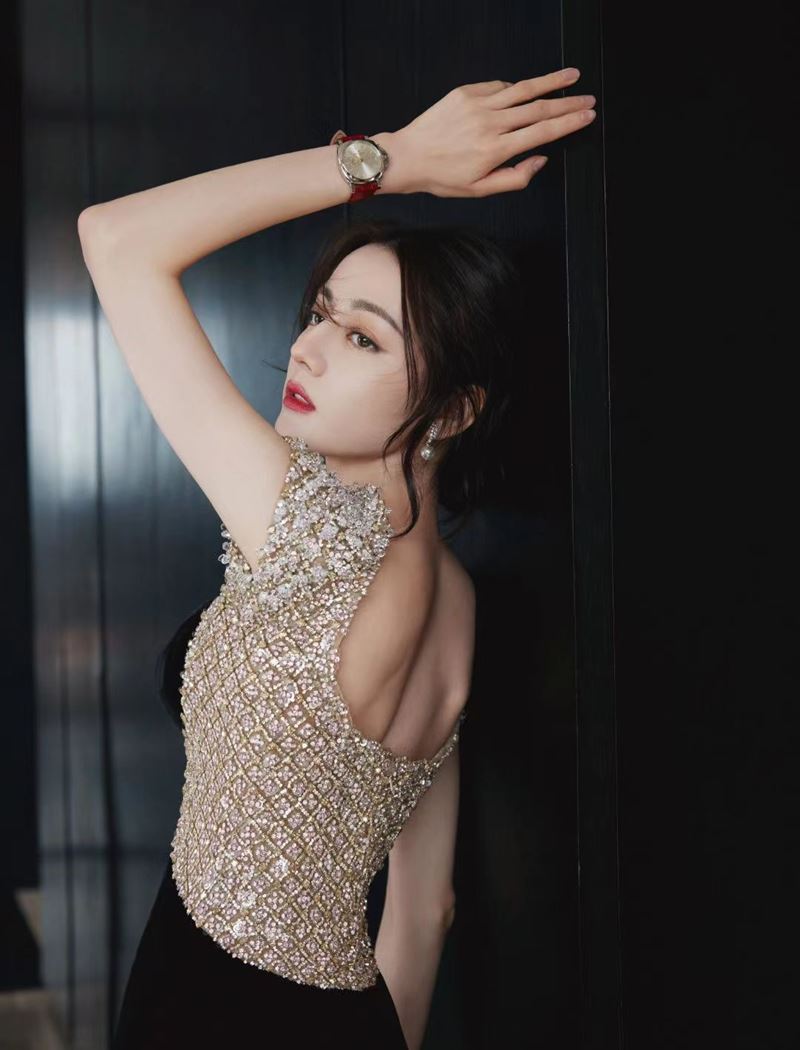 迪丽热巴“深Ｖ爆北半球”转身泄美背辣晒“诱人Ｓ曲线” 时尚资讯 图3张