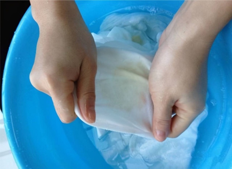 生活 I 衣服不管染上什么都不用怕！教你5招清洗得一干二净！ 更多热点 图1张