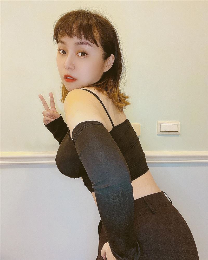 丰满小甜心“激辣战袍”胸下全溢出！太小件自嘲：被警察抓 时尚资讯 图2张