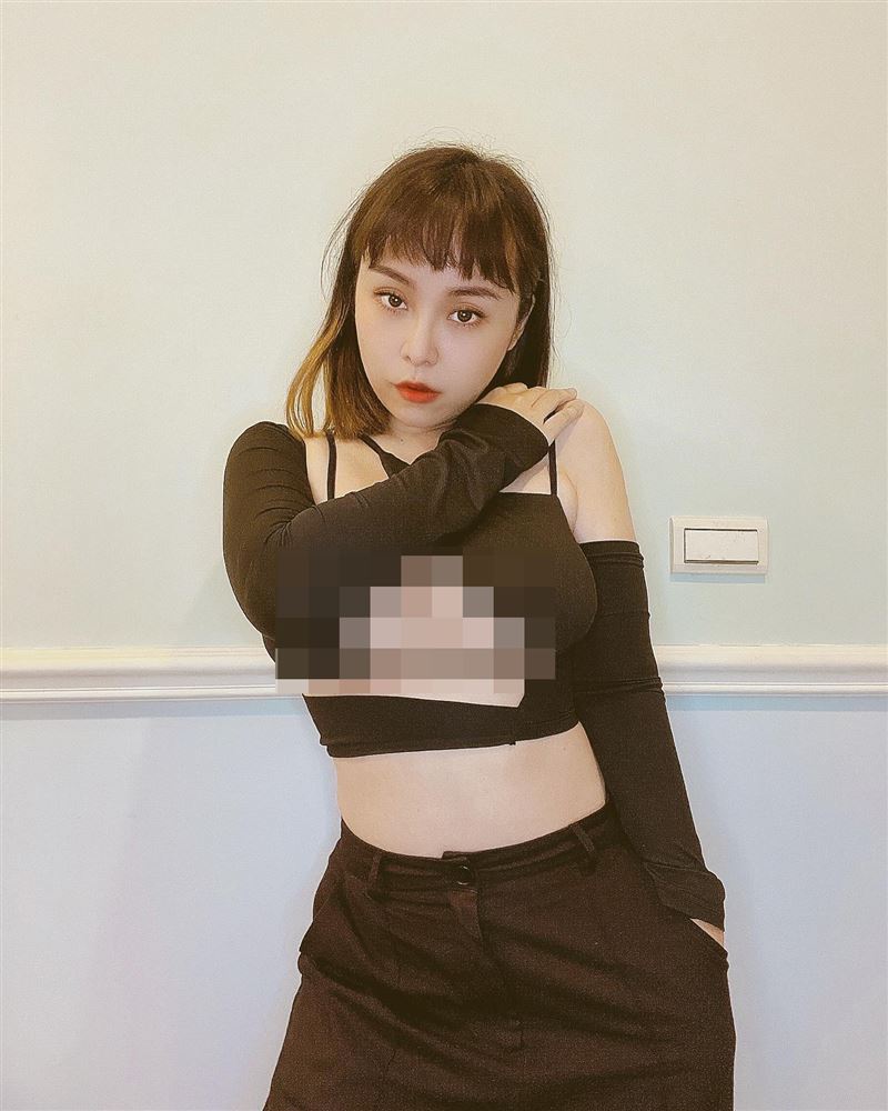 丰满小甜心“激辣战袍”胸下全溢出！太小件自嘲：被警察抓 时尚资讯 图3张