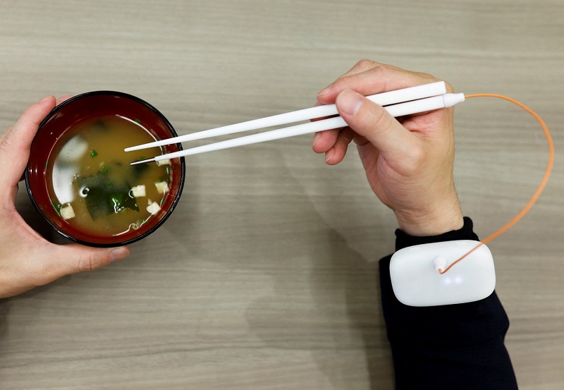 News I 日本研究人员开发奇葩新品！拿着它吃饭会比较香？ 更多热点 图3张
