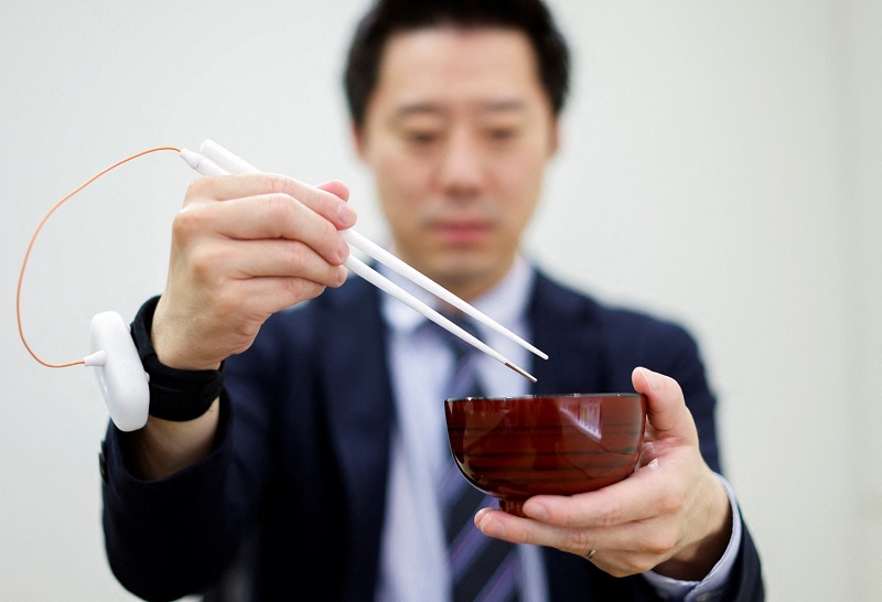 News I 日本研究人员开发奇葩新品！拿着它吃饭会比较香？ 更多热点 图4张