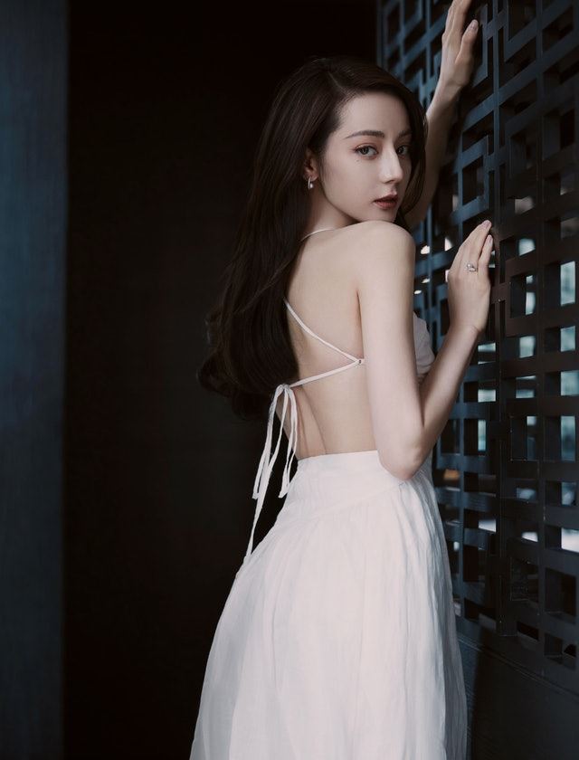 迪丽热巴露罕见部位！大片“白嫩美背”外泄　开到臀上嗨爆 时尚资讯 图4张
