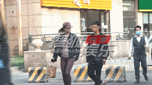 疯传生二胎不到半年！白百何疑怀第三胎 近照“小腹明显隆起” 娱乐资讯 图1张