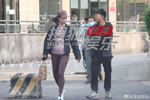 疯传生二胎不到半年！白百何疑怀第三胎 近照“小腹明显隆起” 娱乐资讯 图2张