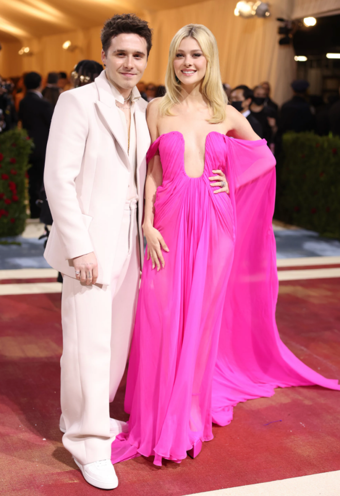 Style｜超模Cara大胆裸上身、丰臀金穿百万美金礼服亮相Met Gala！ 更多热点 图8张