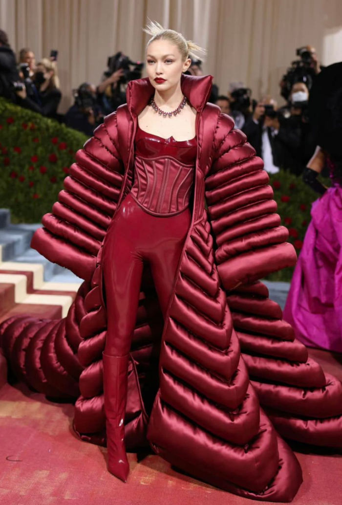 Style｜超模Cara大胆裸上身、丰臀金穿百万美金礼服亮相Met Gala！ 更多热点 图9张