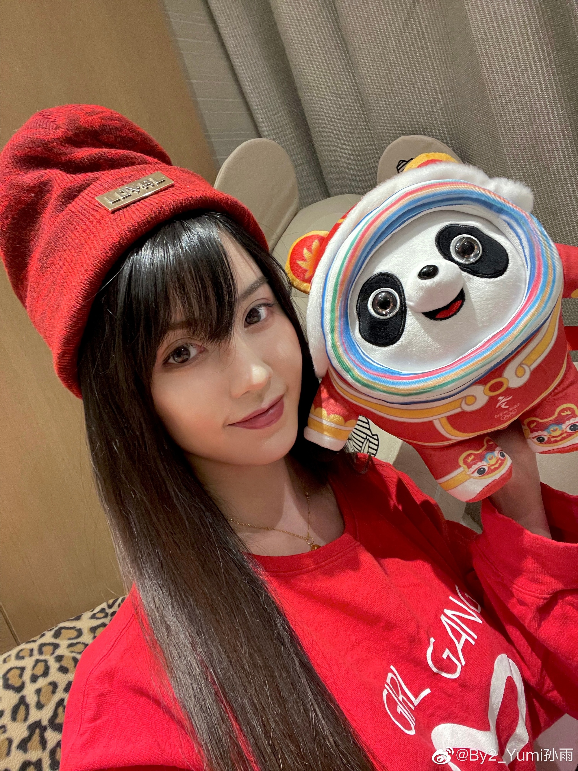 BY2 Yumi上下齐露！ 胸前疑走光 急P图遮羞 娱乐资讯 图1张