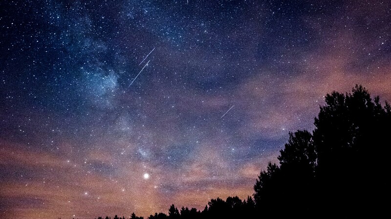 News I 陪你一起去看流星雨！这两天有机会看到40颗“宝瓶座流星雨” 更多热点 图2张