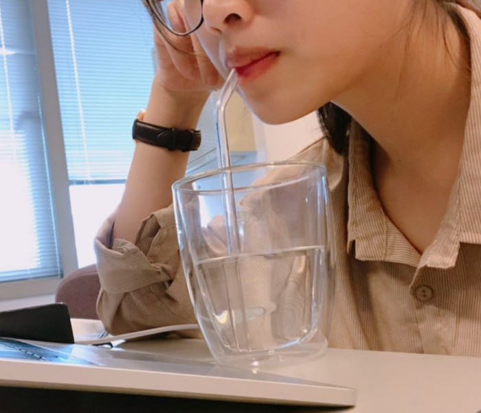 生活｜爱用吸管喝水容易老？爱用吸管杯的人要注意这3点！ 更多热点 图4张