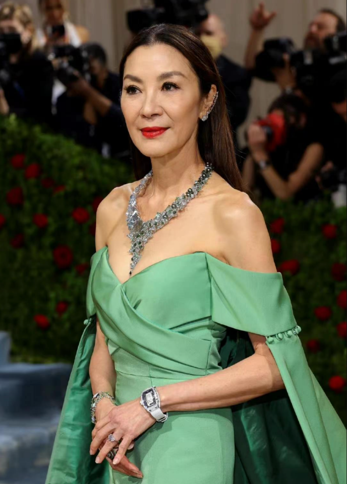 Style｜59岁杨紫琼事隔7年再战Met Gala红毯，两次都偏爱绿色礼服！ 更多热点 图3张