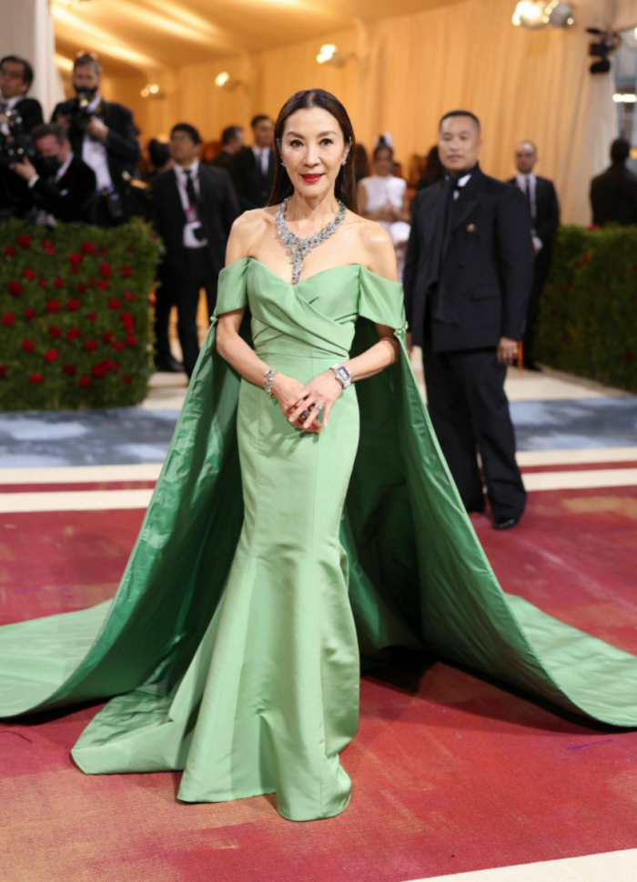 Style｜59岁杨紫琼事隔7年再战Met Gala红毯，两次都偏爱绿色礼服！ 更多热点 图4张