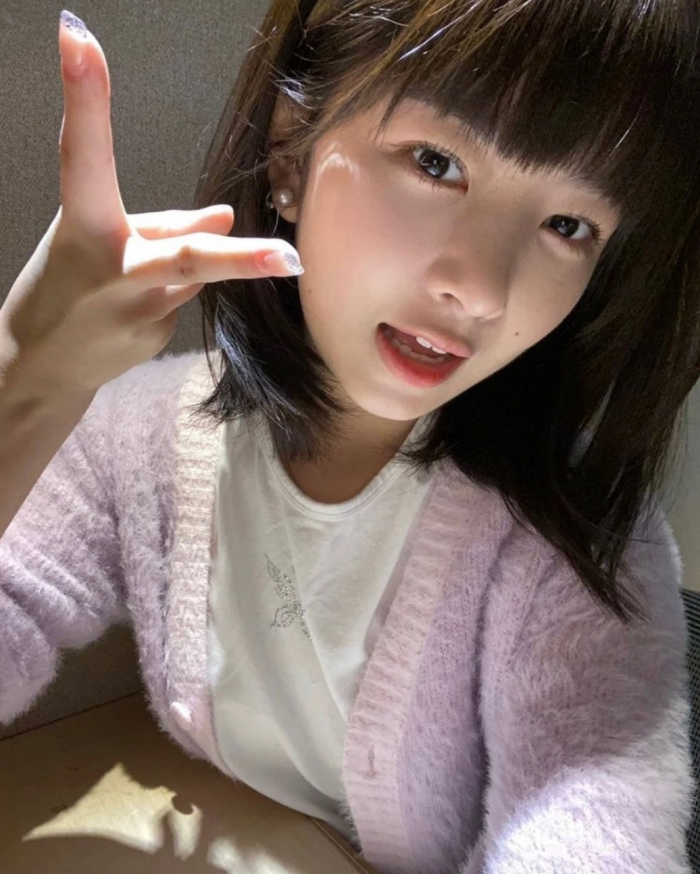 生活｜拍照比心OUT了？现在流行的“反转YA”原来是这个意思！ 更多热点 图4张