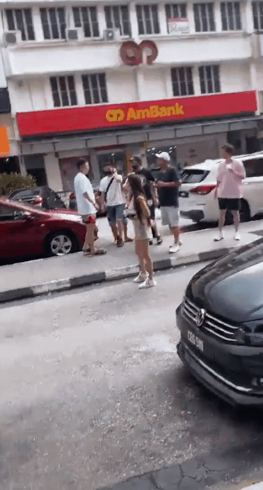 继续马来西亚趴趴走！网友Bangsar捕获林俊杰...一身黑打扮站路边 娱乐资讯 图1张