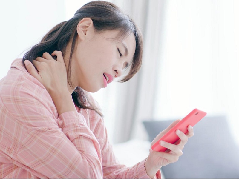 健康 I 不想患上颈椎候群症！这两个生活习惯一定要改！ 更多热点 图1张