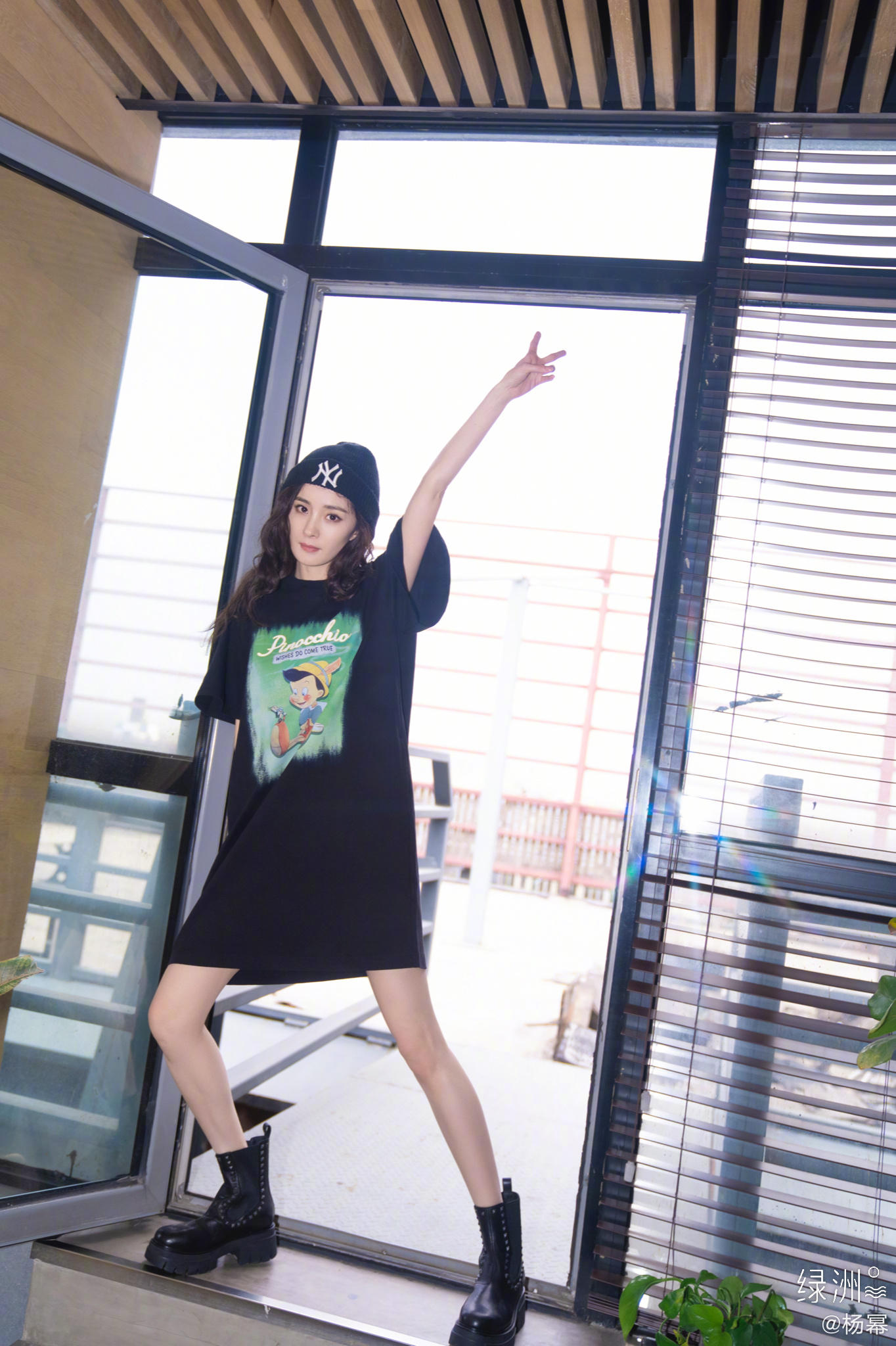 杨幂《花少》“超凶”路透照疯传！ 低胸贴身背心藏不住巨乳 娱乐资讯 图1张