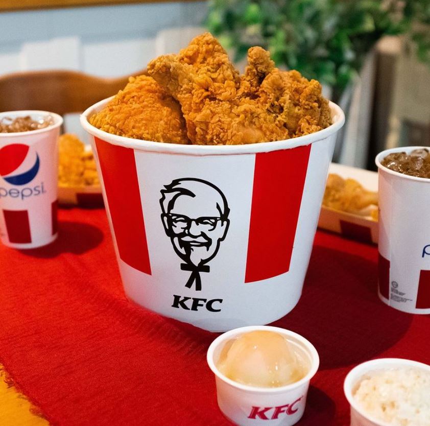 美食 I KFC炸鸡狂粉attention！把可爱的炸鸡腿抱枕夹回家 更多热点 图1张