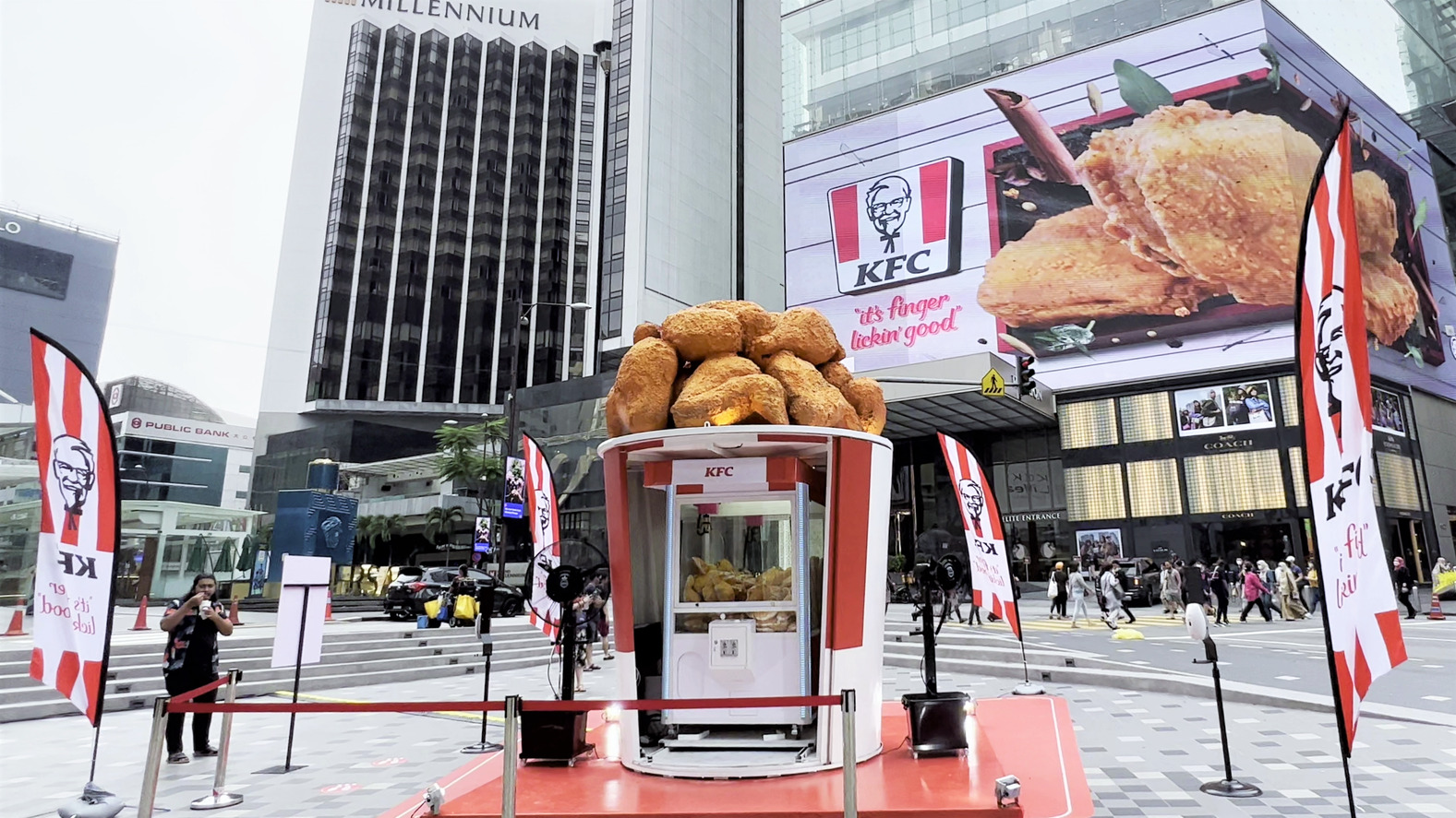 美食 I KFC炸鸡狂粉attention！把可爱的炸鸡腿抱枕夹回家 更多热点 图4张