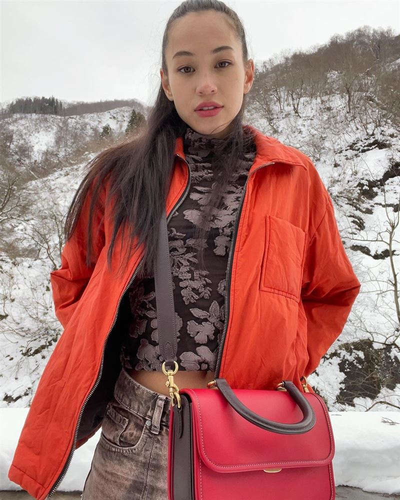 混血女星豁出去！一丝不挂公路旁裸奔“素颜入镜”画面超美 时尚资讯 图1张