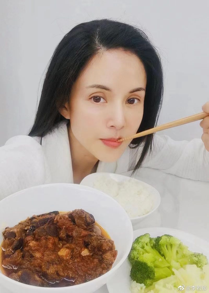 “最美小龙女”瘦成纸片人！ 55岁李若彤真实身材曝光...网全吓坏 娱乐资讯 图1张