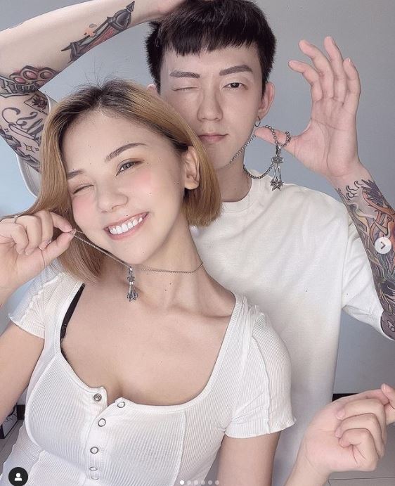 蕾拉吃披萨“细肩带险断”超犯规！无辜脸秒电晕3.8万人 时尚资讯 图4张