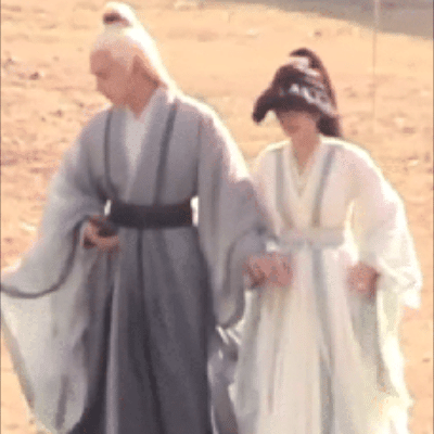 比正片更甜的路透！ 杨洋、赵露思片场偷偷牵手 十指紧扣聊天 娱乐资讯 图4张