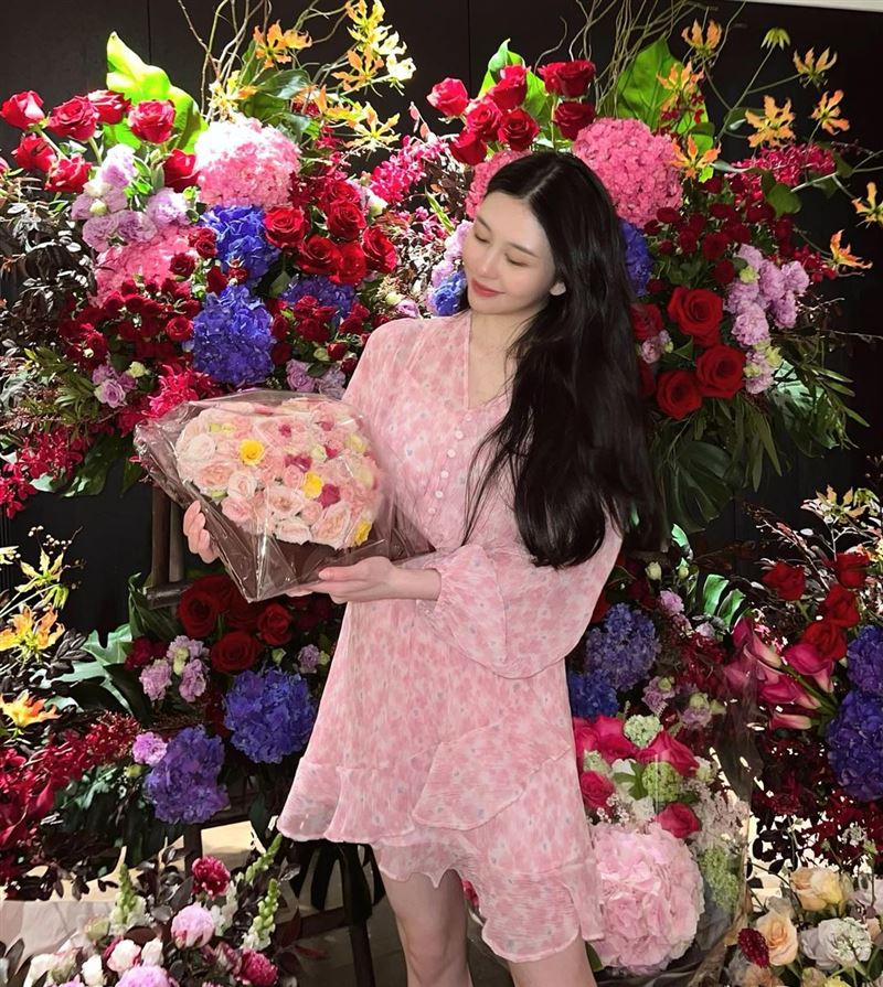 54岁邱淑贞庆生“最美星二代”沈月晒蛋糕照意外揭妈秘密 时尚资讯 图3张