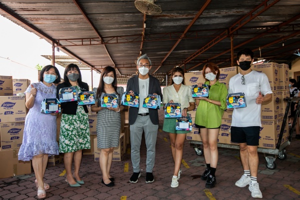 520传递爱！Sam沈展宁、Ribbon黄若熙送微笑餐盒到小学和慈善机构 娱乐资讯 图1张