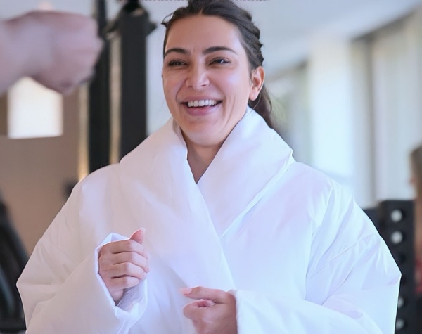 41岁Kim Kardashian素颜登场！化妆前、后 反差极大！ 娱乐资讯 图1张