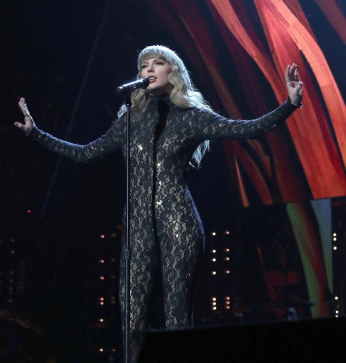 语录 I 获得荣誉博士学位！Taylor Swift毕业典礼10句超激励人心的话 更多热点 图2张