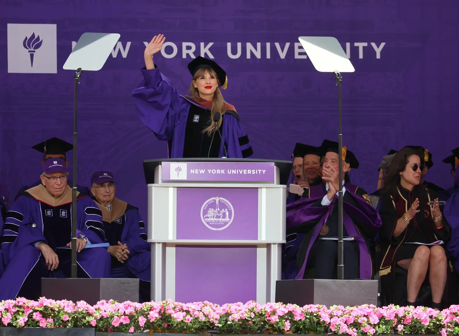 语录 I 获得荣誉博士学位！Taylor Swift毕业典礼10句超激励人心的话 更多热点 图3张