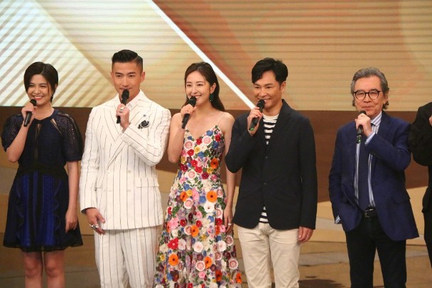 唐诗咏穿5吋高跟鞋上台！ 扑街摔倒...陈山聪英雄救美 娱乐资讯 图1张