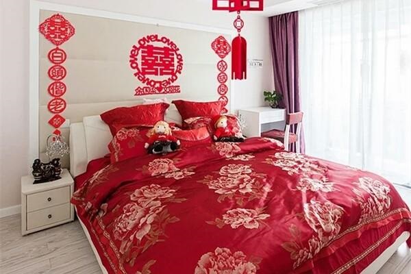 风水 I 新人婚房风水8禁忌，结婚照挂床头影响健康？ 更多热点 图4张