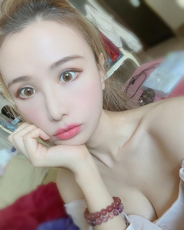 “翻版何超莲”夜店遇查牌！遭警察辱骂：死X婆 娱乐资讯 图1张